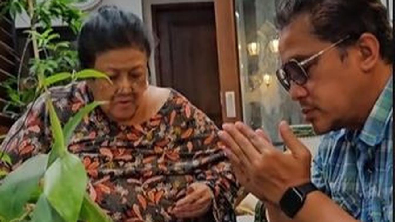 Momen tersebut diambil ketika Dede telah selesai memantau penghitungan suara cepat quick count usai pemilihan.