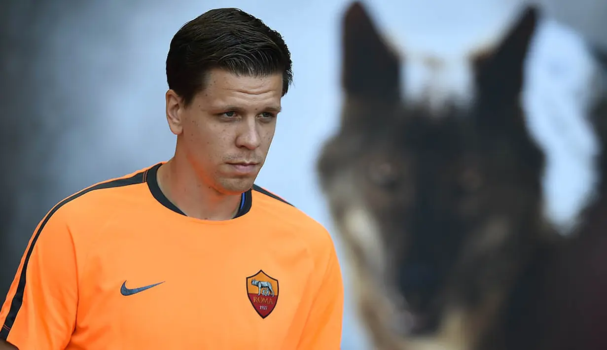 5. Wojciech Szczesny, dikabarkan, Daily Mail, Roma kembali menawarkan proposal perpanjangan peminjaman kepada Arsenal. Dalam draft penawaran itu terdapat klausul permanen pada musim selanjutnya. (AFP/Filippo Monteforte)