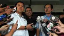 Menpan RB, Yuddy Chrisnandi (baju putih) didampingi Pimpinan KPK Alexander Marwata (batik biru) memberikan keterangan kepada awak media seusia melakukan pertemuan dengan pimpinan KPK di Jakarta, Jumat (18/3). (Liputan6.com/Helmi Afandi)