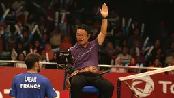 Pemain Prancis, Ronan Labar, memprotes wasit saat bertanding melawan pebulutangkis ganda putra Indonesia, Mohammad Ahsan/Hendra Setiawan. (Bola.com/Arief Bagus)