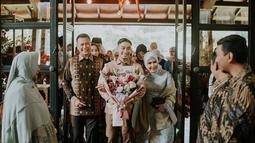 Acara lamaran Adinda Thomas dan Raka Akmal digelar di Taman Kajoe, Cilandak, Jakarta Selatan. Ini adalah momen saat Raka Akmal memasuki tempat lamaran sembari bawa bucket bunga didampingi orangtuanya. Kedatangan pria yang telah berhasil merebut hati Adinda Thomas ini disambut hangat oleh orangtua dan keluarga artis kelahiran Bandung, Jawa Barat itu. (Liputan6.com/IG/@adindathomas)