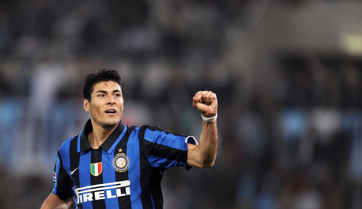 Julio Cruz begitu dikenal saat duet mautnya bersama Adriano Leite di Inter Milan. Penyerang Argentina tersebut mencetak 49 gol bersama Inter Milan di semua kompetisi. (AFP/Filippo Monteforte)