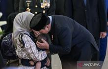 Momen Haru: Presiden Prabowo Cium Kepala Bayi Prajurit TNI yang Gugur dalam Misi Perdamaian