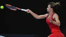 Petenis asal Rumania, Simona Halep mengembalikan bola tembakan petenis Jepang Naomi Osaka di putaran keempat di kejuaraan tenis Australia Terbuka di Melbourne, (22/1). Halep melaju ke perempat final usai mengalahkan Naomi. (AFP Photo/Paul Crock)