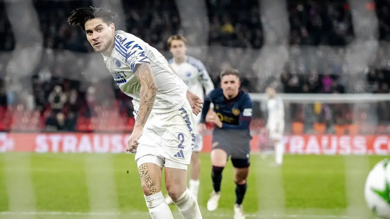 Momen Kevin Diks mengeksekusi penalti. (c) Mads Claus Rasmussen/Ritzau Scanpix via AP