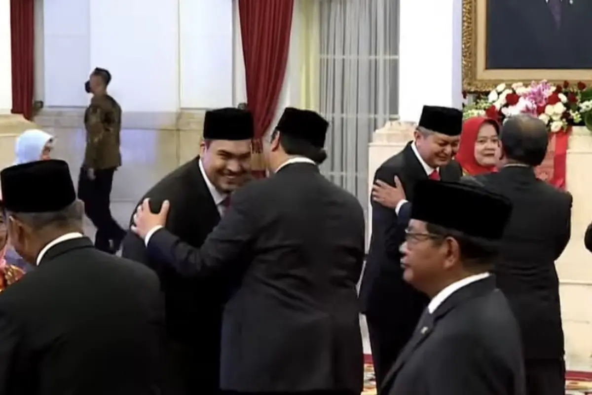 Momen Saat Dito Ariotedjo Usai Dilantik Jadi Menpora Baru, Senyum dan Peluk Hangat Menko Airlangga Hartarto.