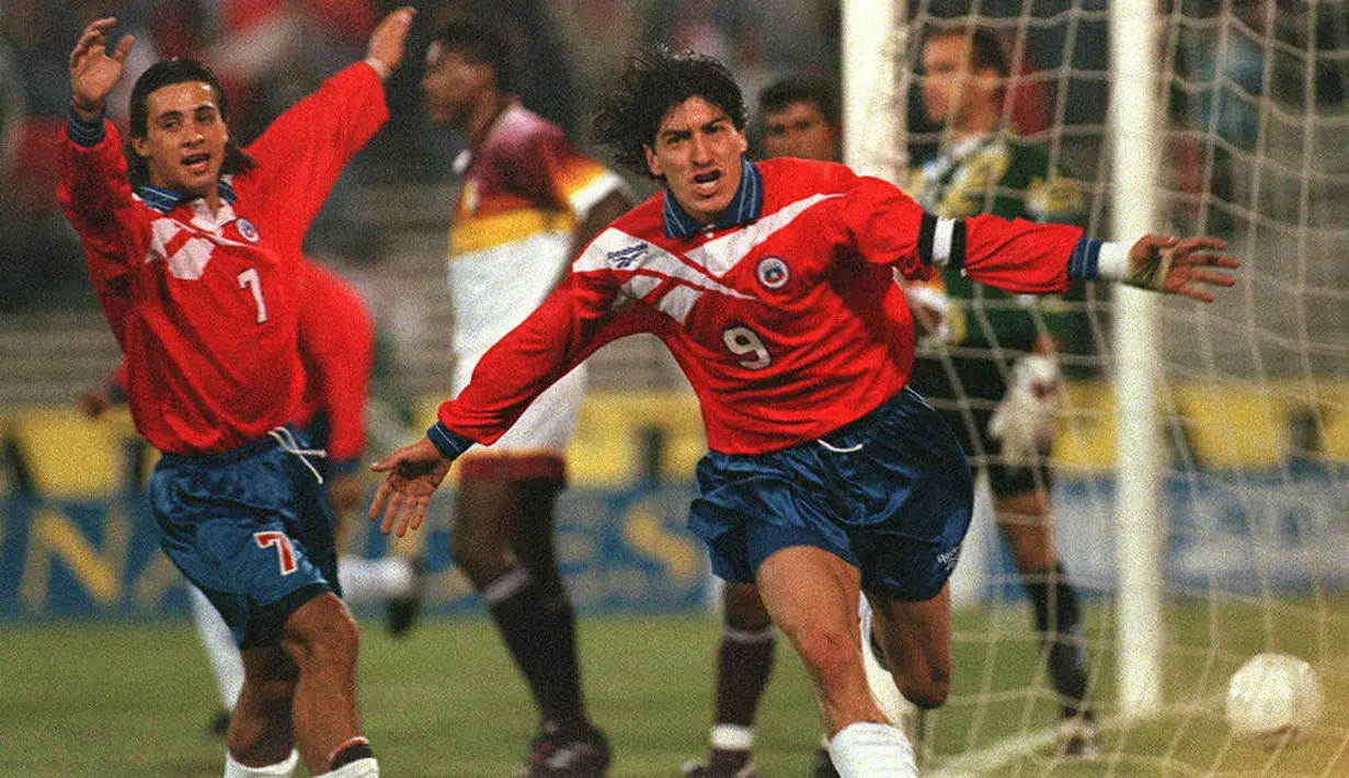 Ivan Zamorano merupakan pemain senior yang berhasil antar Timnas Chile menyabet medali perunggu Olimpiade Sydney 2000. Bam Bam (julukan Zamorano) juga dinobatkan sebagai top skor pada Olimpiade musim panas tersebut dengan menorehkan enam gol. (Foto: AFP/Martin Thomas)