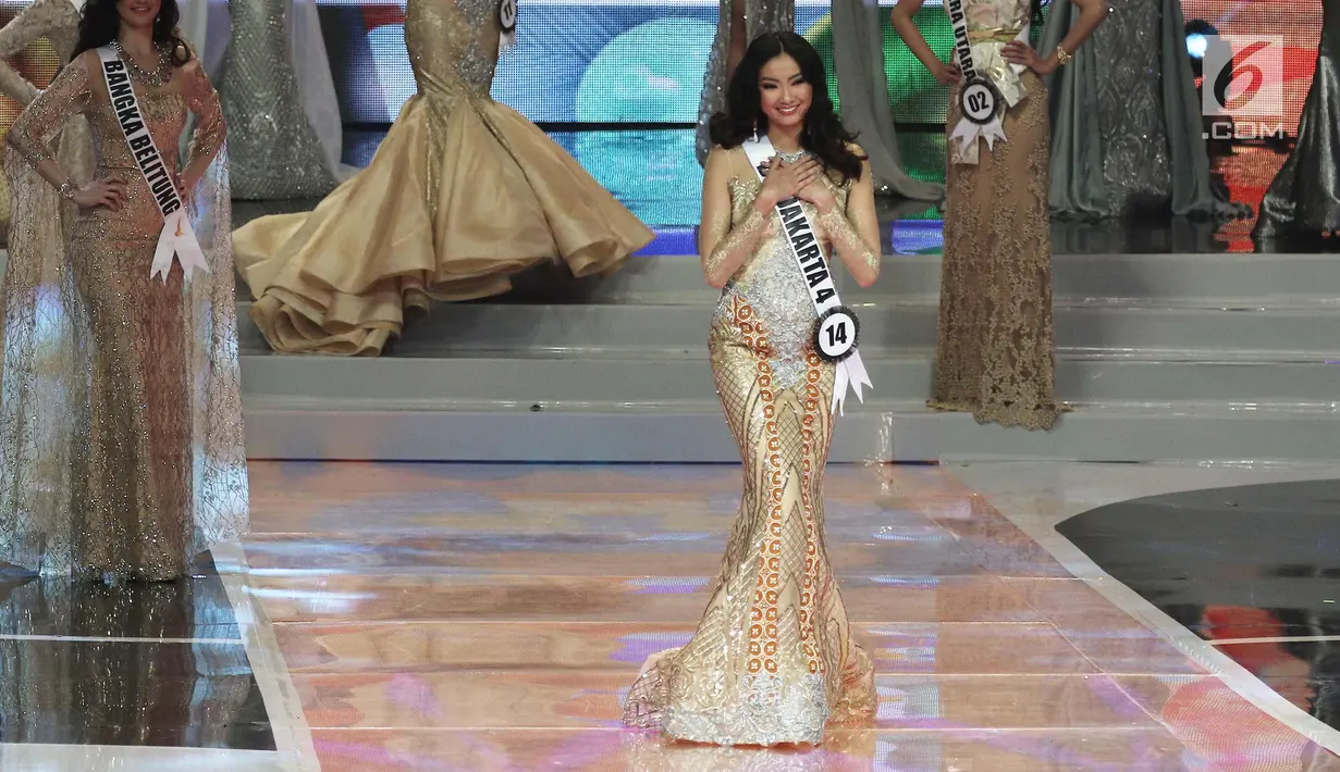 Finalis Puteri Indonesia asal DKI Jakarta 4 saat tampil pada Malam Puncak Puteri Indonesia 2018 di JCC, Jakarta, Jumat (9/3). (Liputan6.com/Herman Zakharia)