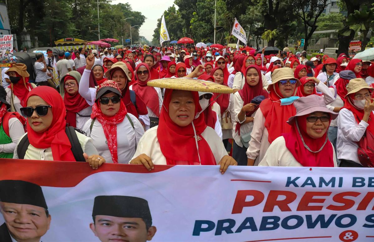 FOTO:  Aksi  Unjuk Rasa di Patung Kuda Dukung Kelanjutan Program Makan Bergizi Gratis