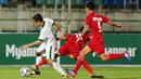 Gelandang Timnas Indonesia U-19, Egy Maulana Vikri, berusaha melewati pemain Filipina U-19 pada laga Piala AFF U-18 di Stadion Thuwunna, Myanmar, Kamis (7/9/2017). Egy Maulana menjadi topskorer sementara dengan 4 gol. (Liputan6.com/Yoppy Renato)
