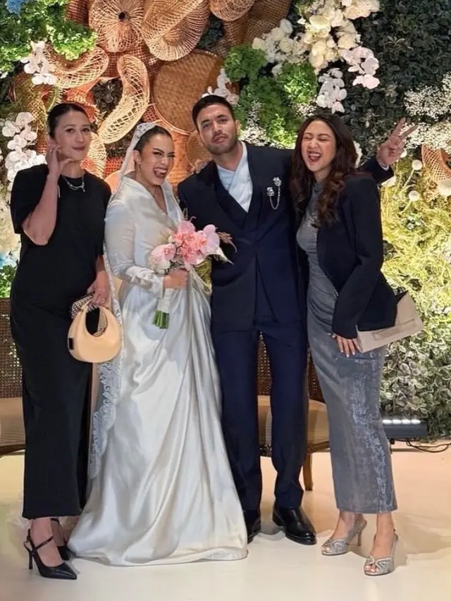 Gaya Artis dan Musisi Hadir Kondangan Kerabat. [@sherinamunaf]