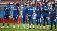 Dari l) Gelandang Marseille asal Prancis #25, Adrien Rabiot, gelandang Marseille asal Denmark #23, Pierre-Emile Hojbjerg, penyerang Marseille asal Aljazair #09, Amine Gouiri, penyerang Marseille asal Inggris #10, Mason Greenwood, penyerang Marseille asal Inggris #17, Jonathan Rowe, bek Marseille asal Swiss #06, Ulisses Garcia, dan gelandang Marseille asal Inggris #08, Angel Gomes, berdiri di lapangan sebelum pertandingan persahabatan antara Olympique de Marseille (OM) dan Aston Villa di stadion Velodrome di Marseille, Prancis selatan pada 9 Agustus 2025. (Miguel MEDINA/AFP)