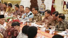 Presiden Joko Widodo atau Jokowi bertemu para pimpinan lembaga tinggi negara. Dia menegaskan, dalam pertemuan itu tidak ada pembicaraan resmi soal kasus dugaan korupsi e-KTP.