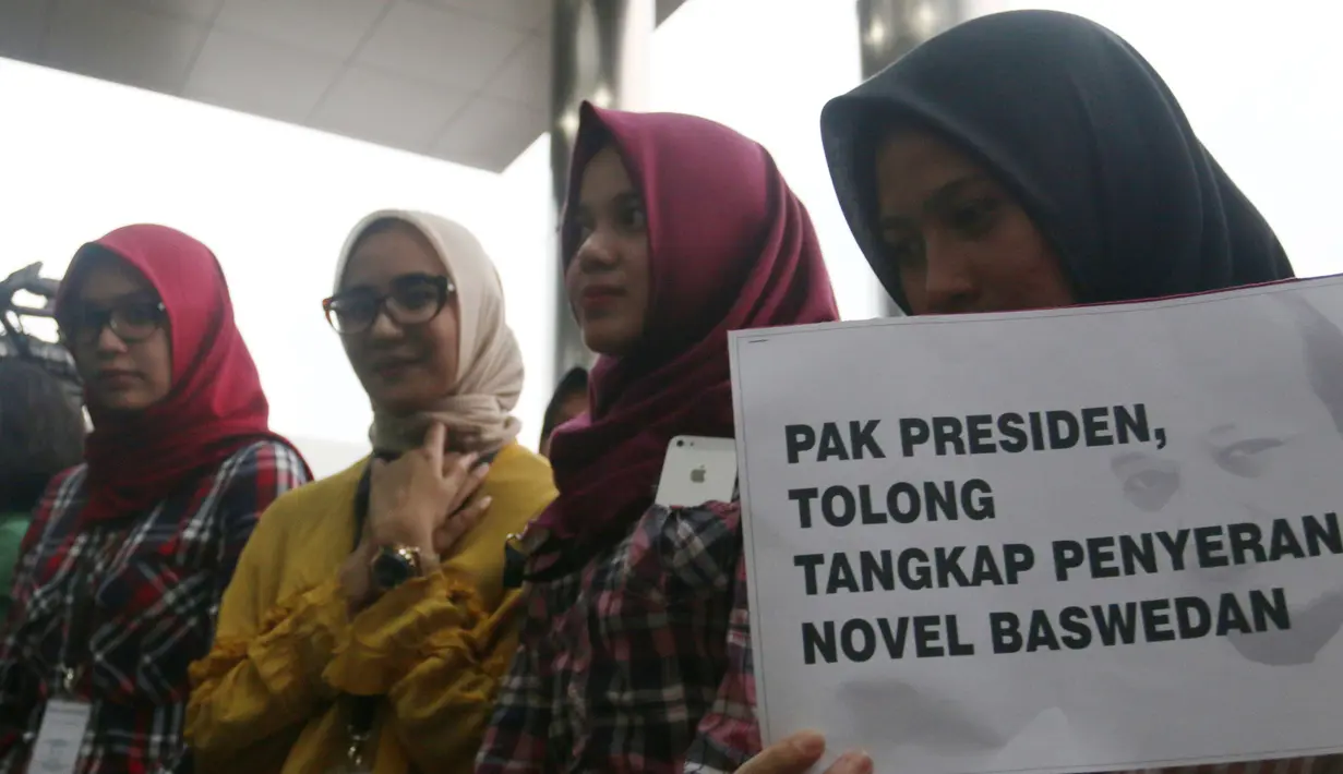 Sejumlah orang mengikuti doa bersama saat peringatan 100 hari penyerangan Novel Baswedan di gedung KPK, Jakarta, Kamis (20/7). Acara ini memperingati 100 hari peristiwa penyerangan terhadap penyidik senior KPK, Novel Baswedan. (Liputan6.com/Helmi Afandi)