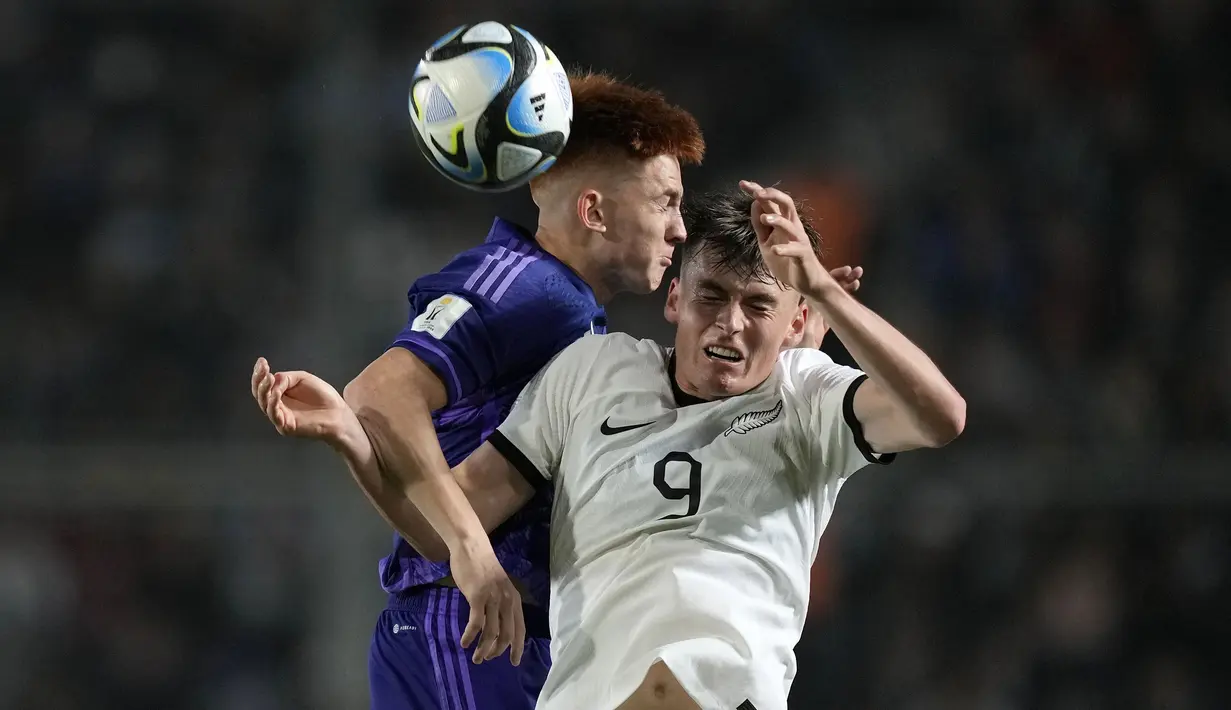 Pemain Argentina U-20, Valentin Barco (kiri) berebut bola dengan pemain New Zealand, Oliver Colloty pada laga lanjutan Grup A Piala Dunia U-20 2023 di San Juan Stadium, Argentina, Sabtu (27/05/2023) WIB. Argentina menang dengan skor 5-0. (AP Photo/Natacha Pisarenko)