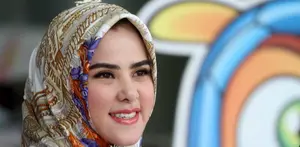 Angel Lelga menjadi salah satu saksi ketika Astrilika Lintong, istri Reza Pahlevi menjadi mualaf.