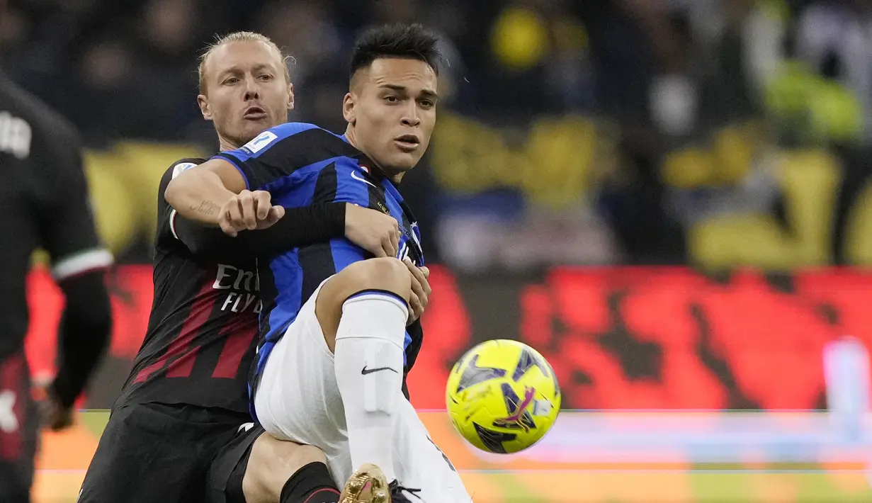 Bek Inter Milan Lautaro Martinez berebut bola dengan bek AC Milan Simon Kjaer dalam pertandingan final Piala Super Italia 2022 di King Fahd International Stadium, Riyadh, Arab Saudi, Kamis (19/1/2023) dini hari WIB. Inter juga sekaligus mempertahankan gelar yang mereka raih tahun lalu. (AP Photo/Hussein Malla)