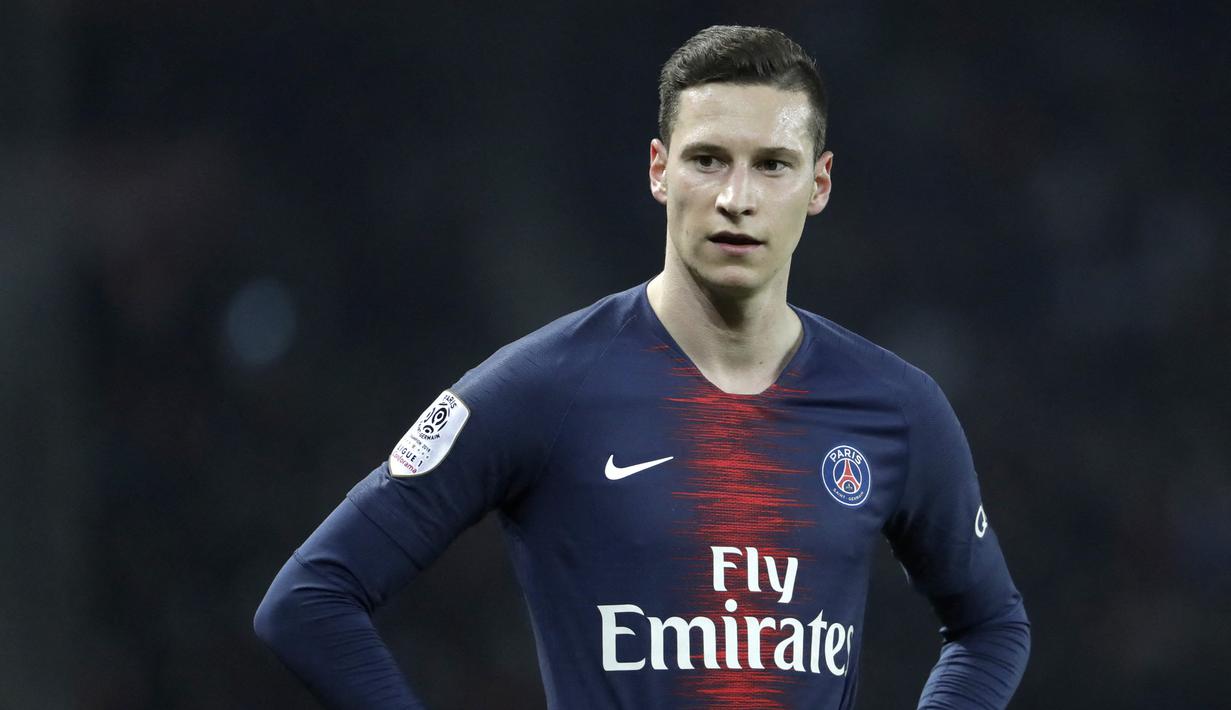 Julian Draxler. Sayap kiri Jerman berusia 29 tahun yang baru saja bergabung dengan Benfica pada awal musim 2022/2023 ini sebelumnya berstatus pemain PSG mulai pertengahan musim 2016/2017. Ia didatangkan Unai Emery dari VfL Wolfsburg berbarengan dengan kedatangan Goncalo Guedes dari Benfica. Julian Draxler ditebus dari VfL Wolfsburg dengan nilai transfer 36 juta euro atau kini setara Rp564 miliar. (AFP/Thomas Samson)