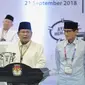 Pasangan capres-cawapres Prabowo Subianto (kiri) dan Sandiaga Uno (kanan) memberikan pidato usai mengambil nomor urut peserta Pemilu 2019 di Kantor KPU, Jakarta, Jumat (21/9). Pasangan Prabowo-Sandi mendapatkan nomor urut 02. (Liputan6.com/Faizal Fanani)