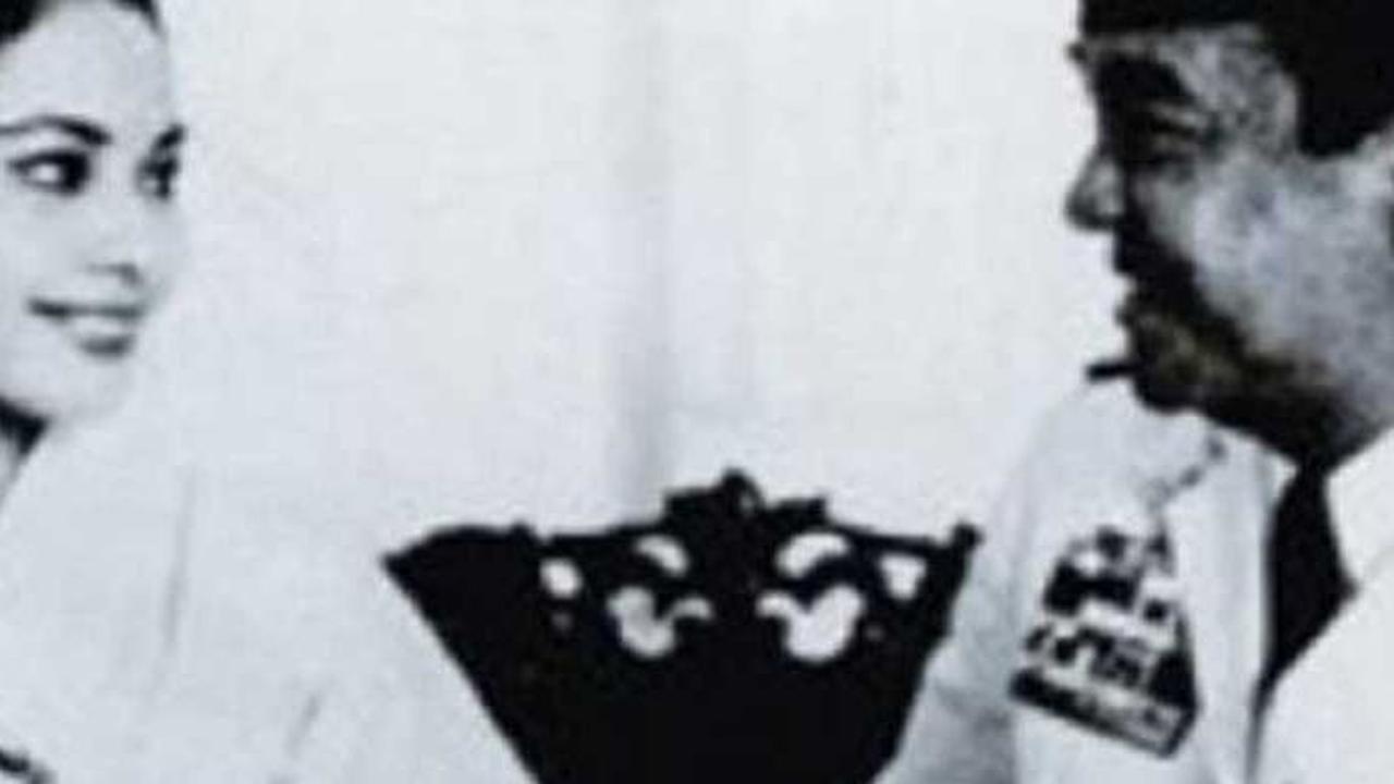 "Sudilah menjadi sumber kegembiraan saya. Kebahagiaan saya, sumber kekuatan saya. Sumber ilham saya," isi surat pinangan Bung Karno ke Dewi Soekarno.<br>