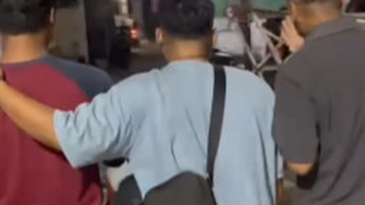 Tepati Nazar, Pria ini Merangkak Pulang ke Rumah