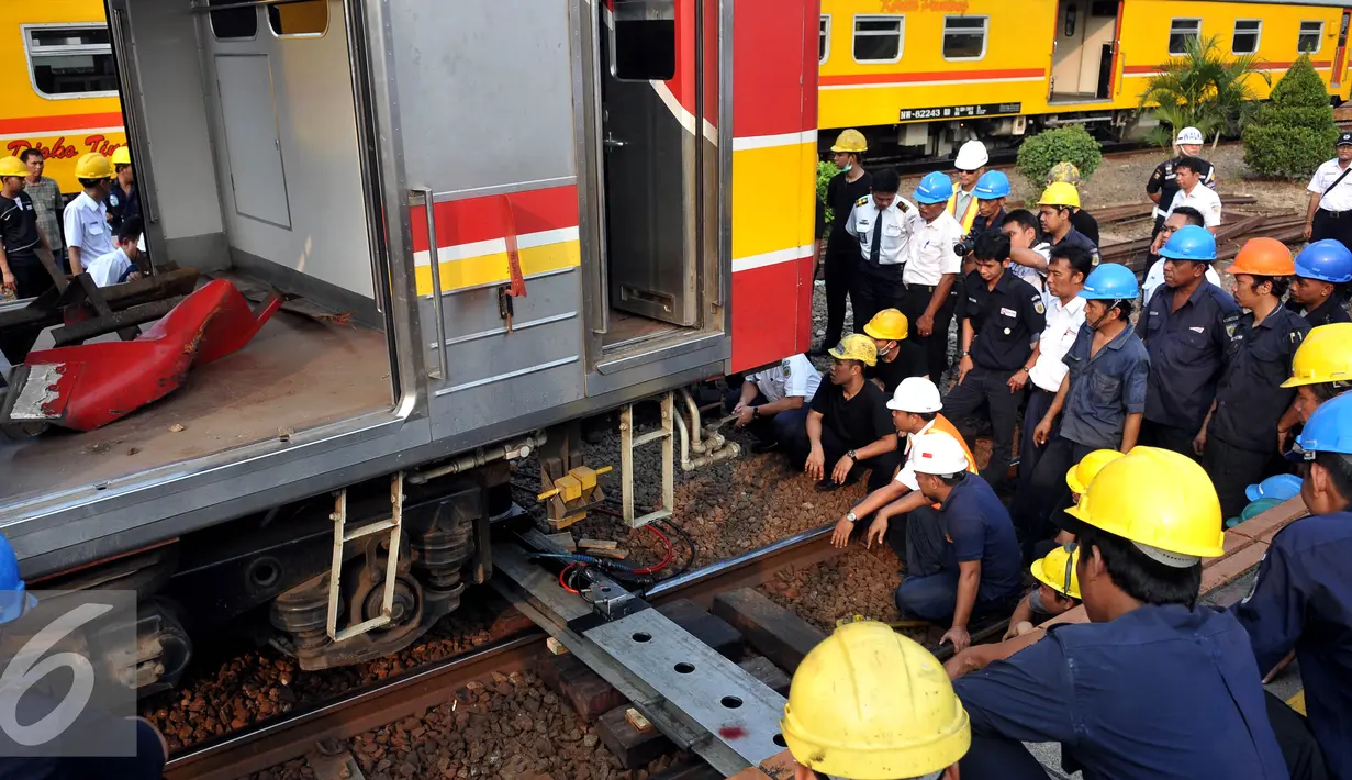 Petugas berusaha memperbaiki gerbong kereta yang anjlok di Stasiun Manggarai, Jakarta, Rabu (19/8/2015). Akibat Anjloknya KRL jurusan Bekasi - Kota membuat penumpukan di Stasiun Manggarai (Liputan6.com/Johan Tallo)