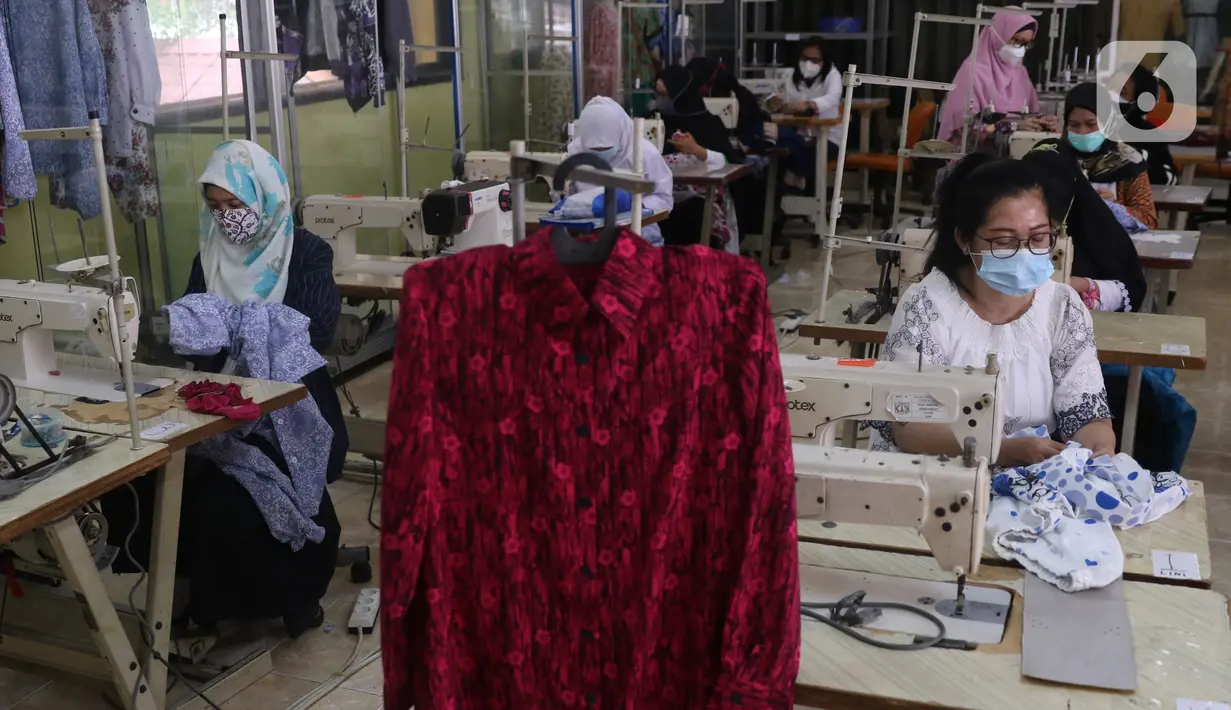 Peserta mengikuti pelatihan tata boga dan tata busana di Pusat Pelatihan Kerja Daerah (PPKD) Jakarta Pusat, Senin (14/12/2020). Pelatihan yang diikuti 10 warga DKI Jakarta ini diharapkan nantinya mereka dapat membuka usaha secara mandiri di tengah situasi pandemi Covid-19 (Liputan6.com/Angga Yuniar)