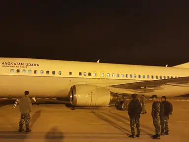 Pesawat TNI AU Boeing 737-400 Skadron 17 dengan Nomor A-7305 yang diberangkatkan untuk mengevakuasi WNI dari Yaman telah tiba di kota Salalah, Oman, Jumat pagi (3/4/2015) pukul 04.45 waktu setempat. (Puspen TNI)