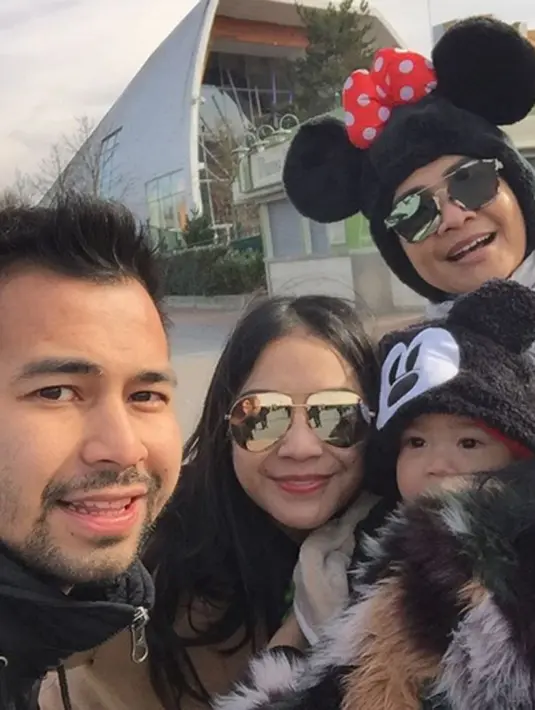 Keluarga Raffi Ahmad sempat berlibur ke Eropa, si kecil Rafathar nampaknya gembira ketika berfoto bersama.  (viainstagram@raffinagita1717/Bintang.com)
