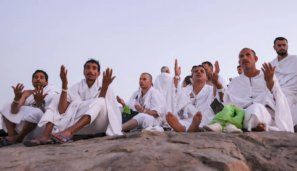Pelaksanaan haji tahun ini diprediksi akan dilanda cuaca panas. Pejabat Arab Saudi telah mengingatkan para jemaah untuk menahan diri agar tidak berada di luar ruangan pada jam-jam terpanas di siang hari. (HAZEM BADER/AFP)