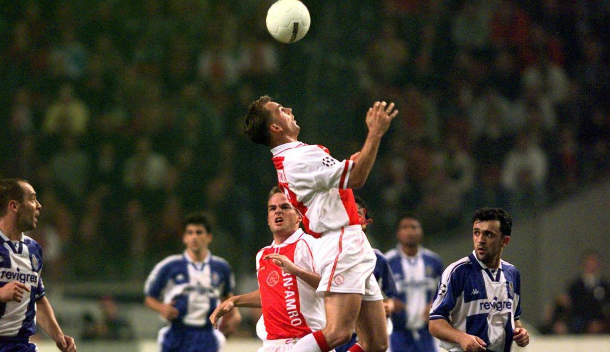 Frank De Boer saat masih aktif membela Ajax Amsterdam. (EPA/Cor_Mulder) 