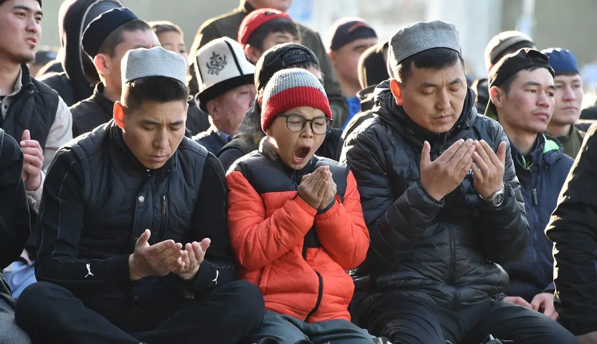 Muslim Kyrgyz berdoa di pusat Bishkek, Kirgizstan  pada 21 April 2023, selama perayaan Idul Fitri, menandai akhir bulan puasa Ramadhan. (Photo by VYACHESLAV OSELEDKO / AFP)