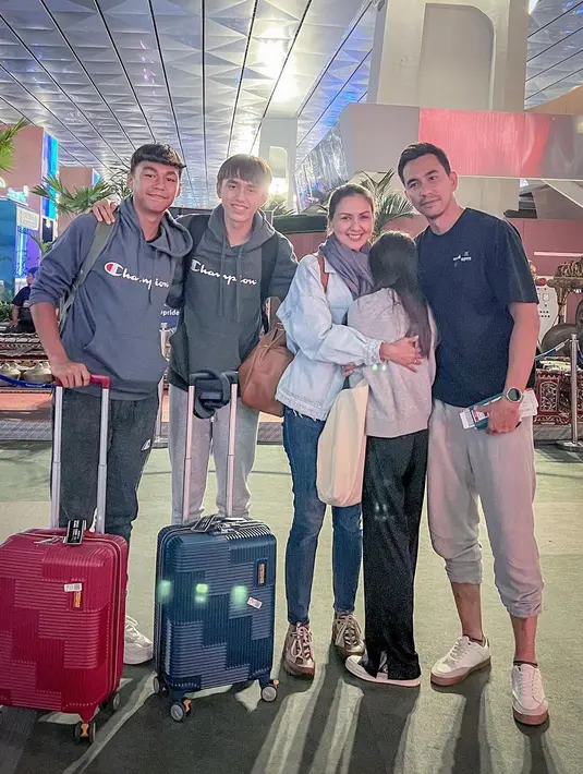 <p>Sabrina, putri bungsu Donna Agnesia dan Darius Sinathrya memberikan pelukan kepada orangtuanya di bandara saat mengantar kedua anak lakinya ke Jerman. (Foto: Instagram/@darius-sinathrya)</p>