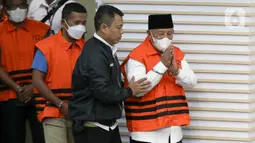 Gubernur Maluku Utara Abdul Gani Kasuba (peci) mengenakan rompi tahanan seusai menjalani pemeriksaan di Gedung Merah Putih KPK, Rabu (20/12/2023). (Liputan6.com/Herman Zakharia)