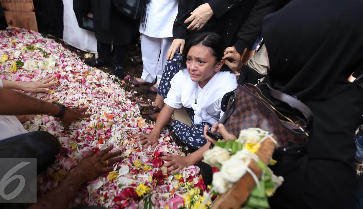 Suasana haru saat pemakaman ayah Ariel NOAH, Nazmul Irphan bin Muhammad Saleh, Bandung, Selasa (29/3/2016). Almarhum meninggal dalam usia 65 tahun lantaran komplikasi penyakit yang diderita sejak lama. (Liputan6.com/Herman Zakharia)