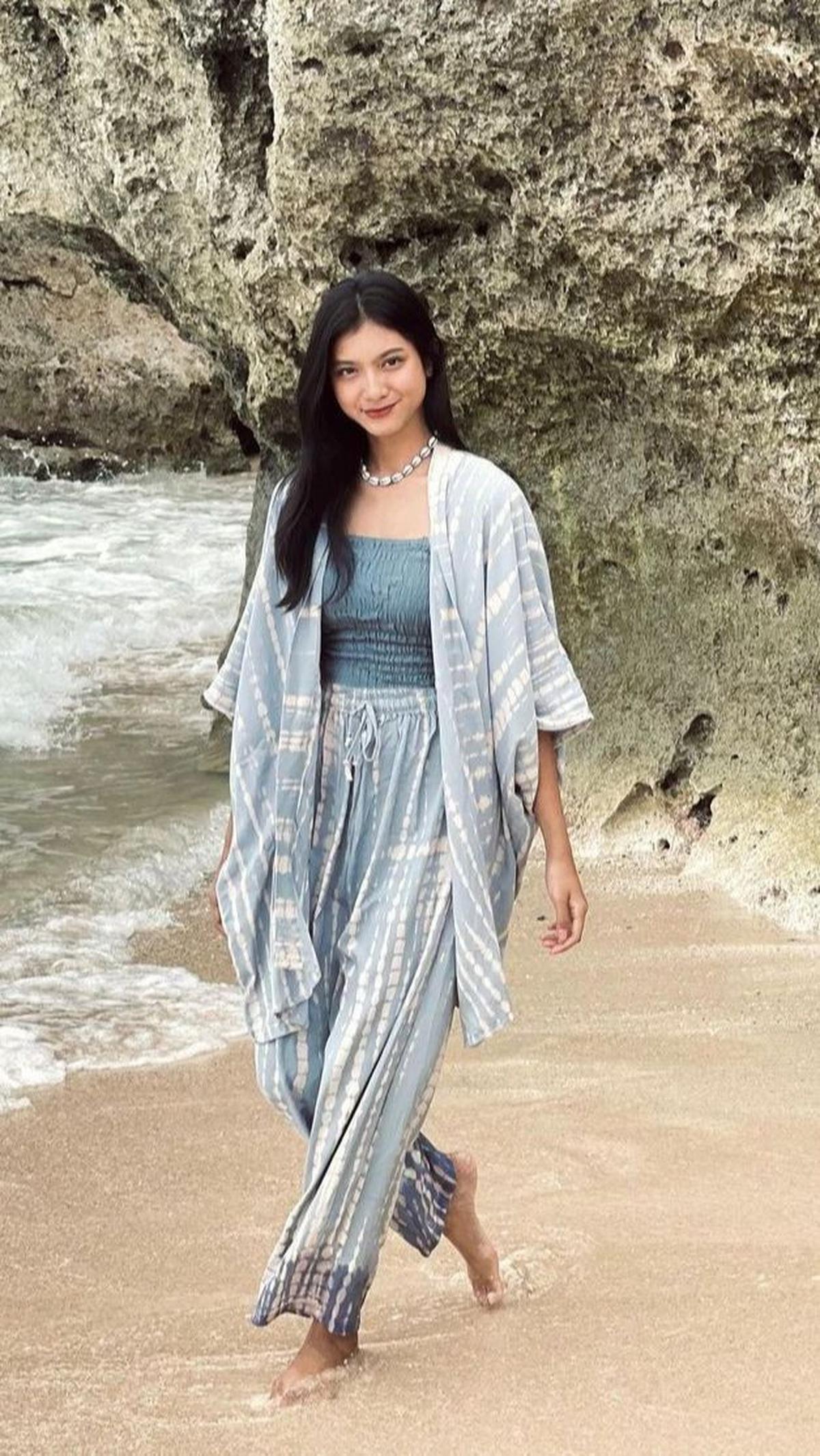 Serupa dengan remaja di usianya, Vio juga kerap tampil dengan outfit kekinian saat di balik layar. Parasnya yang cantik serta gaya penampilan yang super kece membuatnya menjadi idola baru di dunia hiburan.