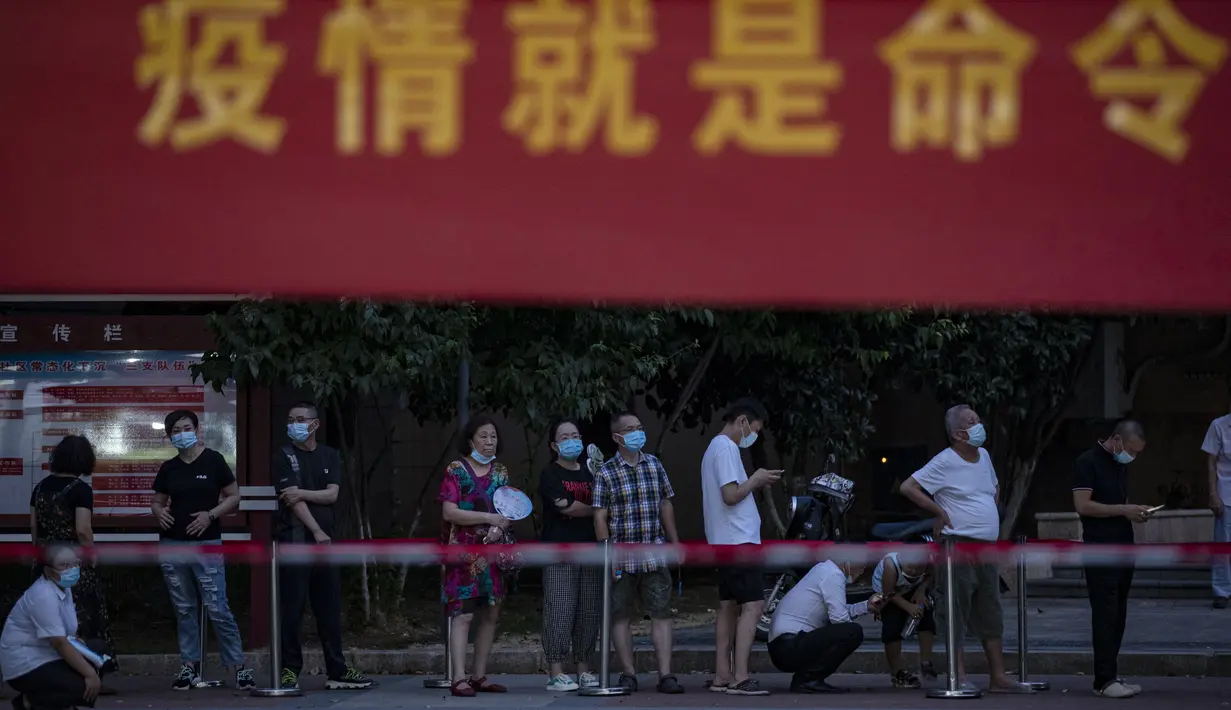 Warga mengantre untuk tes virus corona Covid-19 di Wuhan di provinsi Hubei tengah China (3/8/2021). China memecahkan rekor selama setahun tanpa kasus domestik setelah lockdown berhasil menekan wabah awal pada 2020. (AFP/STR)