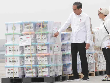 Presiden Joko Widodo atau Jokowi didampingi Menlu Retno Marsudi mengecek barang bantuan untuk Palestina di Pangkalan Udara TNI AU Halim Perdana Kusuma, Jakarta, Sabtu (4/11/2023). (Liputan6.com/Herman Zakharia)