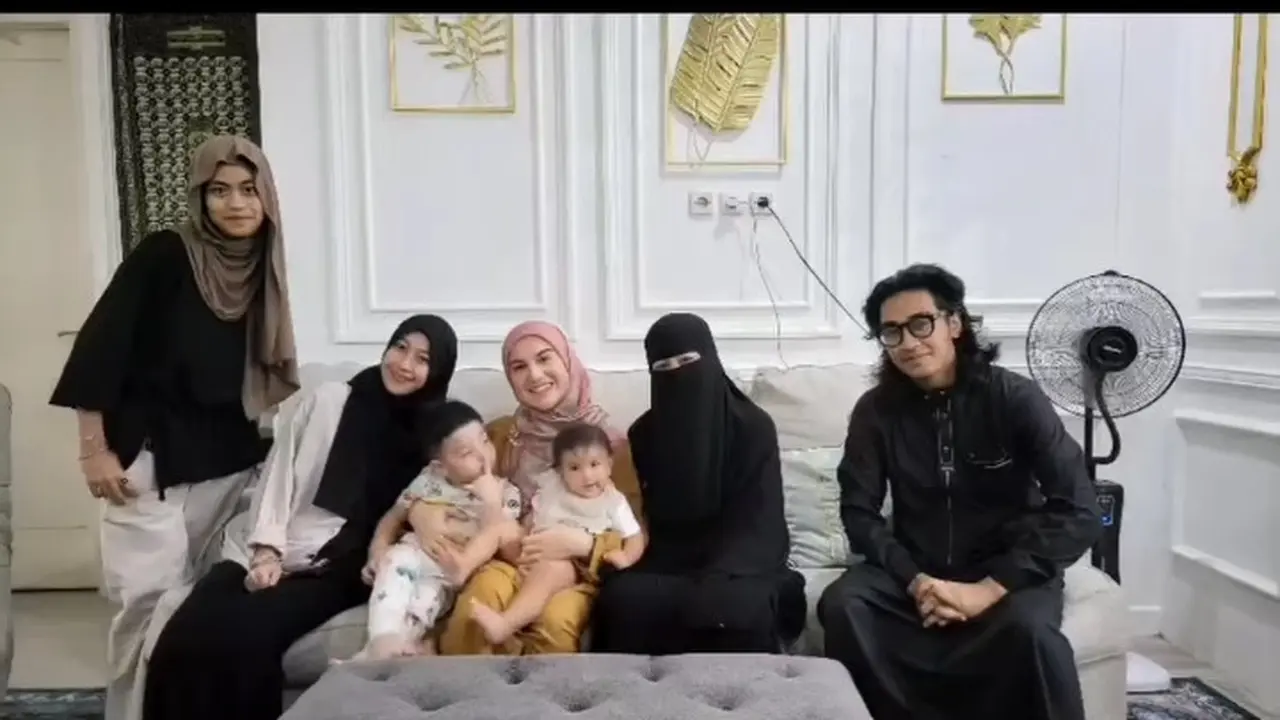Irish Bella buka puasa Ramadhan di rumah Umi Pipik (Foto: Instagram _ummi_pipik_)