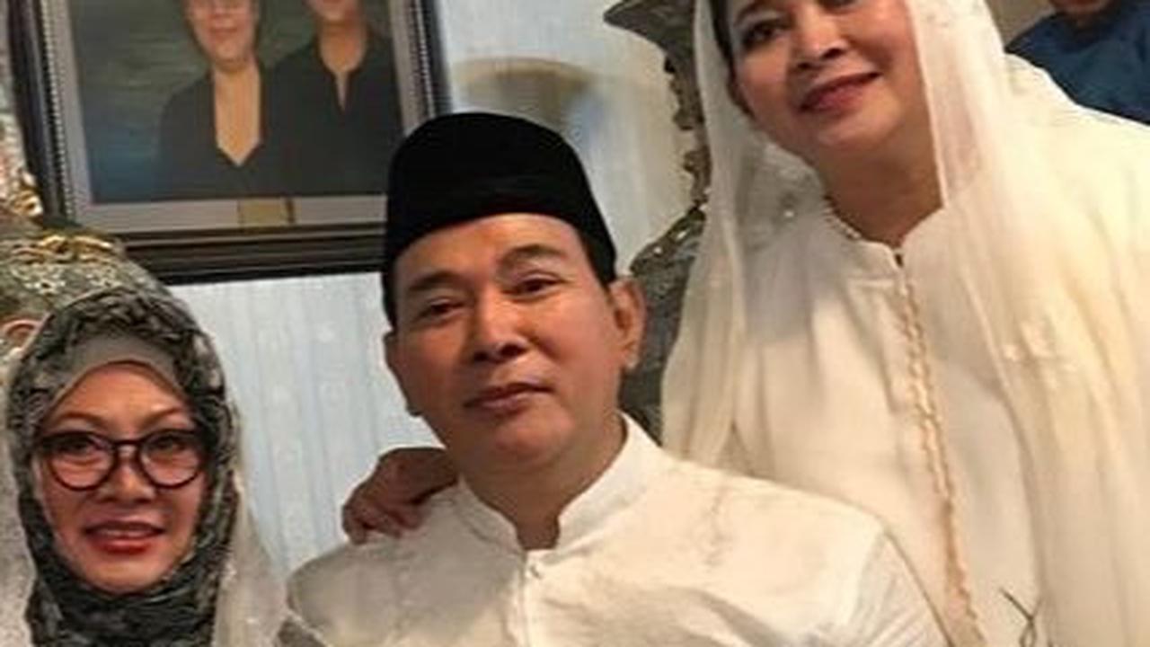 Ini momen anak-anak Soeharto saat merayakan Lebaran bareng. Terlihat Titiek dan Tutut bersama sang adik Tommy Soeharto.