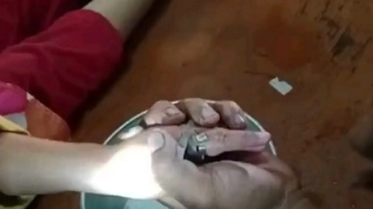 Aksi Petugas Damkar Bogor Bantu Lepaskan Cincin di Jari Tangan Bocah yang Membengkak