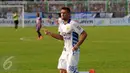 Penyerang Persib, Juan Carlos Belencoso merayakan golnya ke gawang PSGC saat laga persahabatan segitiga di Stadion Galuh Ciamis, Minggu (10/4/2016). Laga ini dimenangkan Persib 5-1. (Liputan6.com/Helmi Fithriansyah)