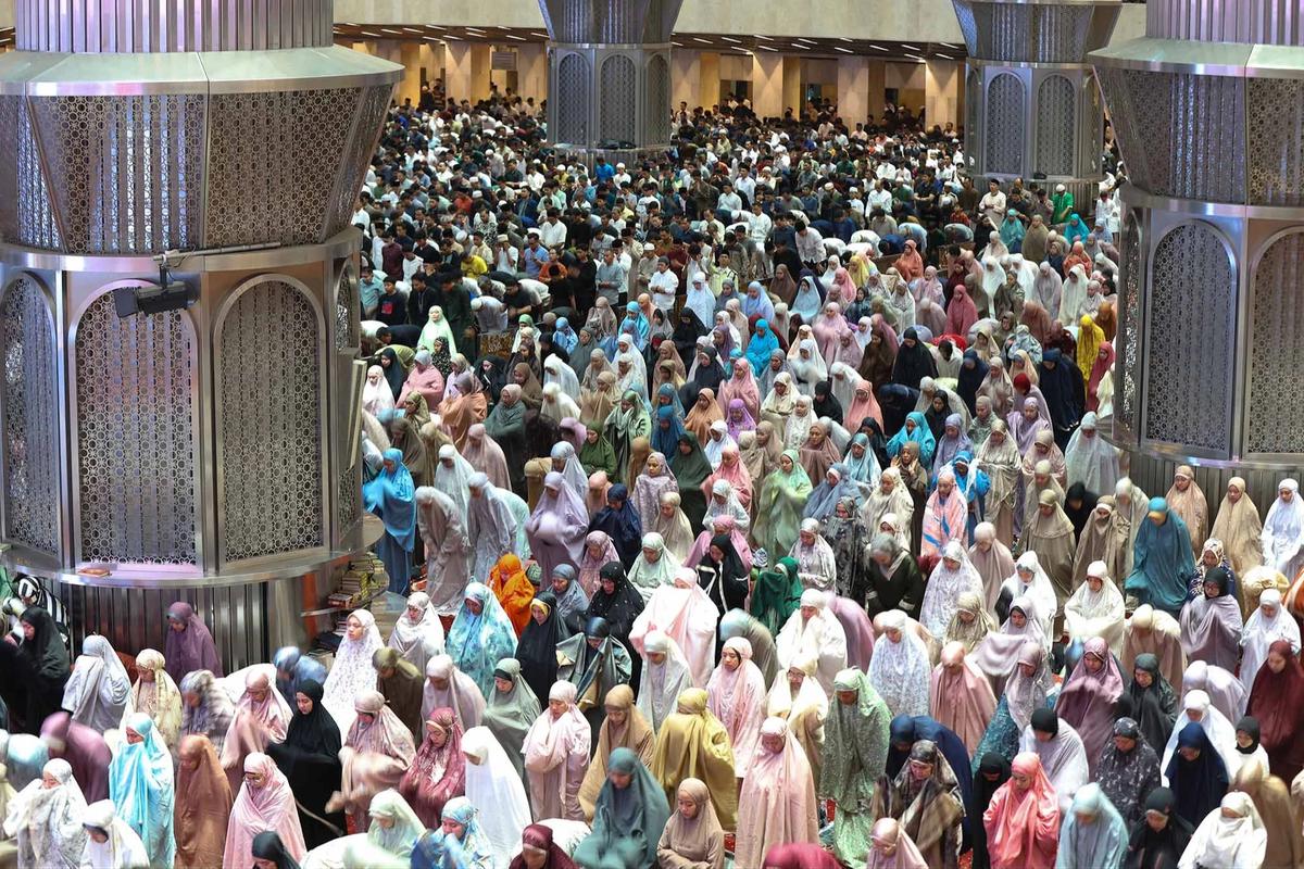 FOTO: Ribuan Jemaah Padati Masjid Istiqlal pada Tarawih Perdana Ramadan 1447 H