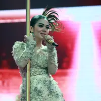 Syahrini merupakan salah satu selebriti tanah air yang lekat dengan penampilan glamor. Dalam kesempatan apapun penyanyi asal Bogor ini selalu memperhatikan penampilannya. (Deki Prayoga/Bintang.com)