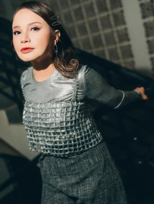 Riasan bernuansa coral bikin Rossa tak terlihat seperti berusia 45 tahun. Bukan begitu, Sahabat Fimela? [@itsrossa910]