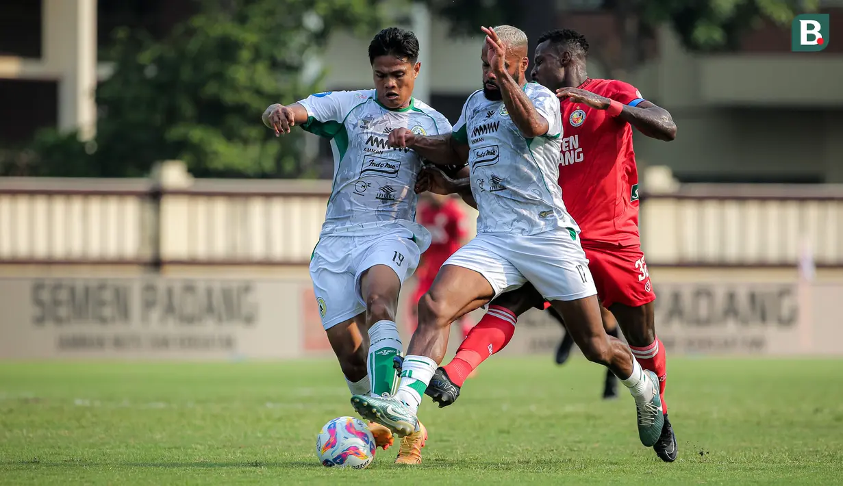 <p>Dua pemain PSS Sleman, Phil Ofosu Ayeh (tengah) dan kapten tim Fachruddin Aryanto berebut bola dengan pemain Semen Padang, Kenneth Ngwoke pada laga pekan ke-3 BRI Liga 1 2024/2025 di Lapangan STIK-PTIK, Jakarta Selatan, Senin (26/8/2024). (Bola.com/Bagaskara Lazuardi)</p>