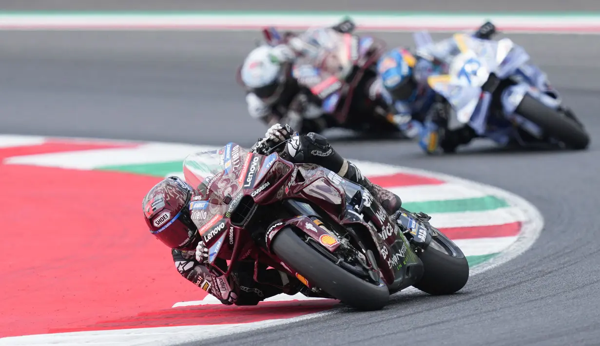 Penunggang Ducati Lenovo Marc Marquez memenangkan balapan MotoGP 2025 Italia di sirkuit Mugello pada hari Minggu (22/2025). (Foto AP/Antonio Calann)