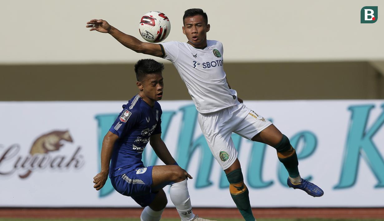 Gelandang Persikabo 1973, Ahmad Nufiandani (kanan) menguasai bola dibayangi seorang pemain PSIS Semarang dalam laga matchday ke-2 Grup A Piala Menpora 2021 di Stadion Manahan, Solo, Kamis (25/3/2021). (Bola.com/Arief Bagus)