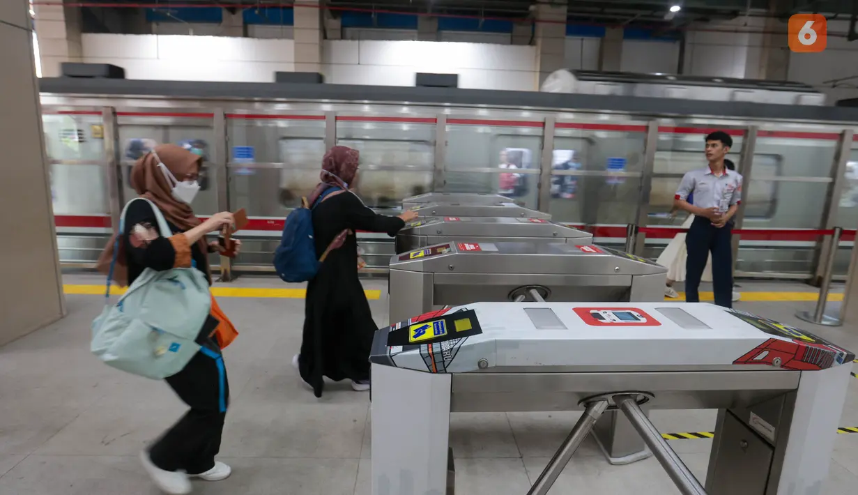 Penumpang Commuter Line melakukan tap in untuk mengakses peron di Stasiun BNI City, Jakarta, Kamis (3/9/2026). Aktivitas tersebut berlangsung setelah layanan naik dan turun penumpang dari Stasiun Karet dialihkan ke Stasiun BNI City. (KLY/Budy Santoso)