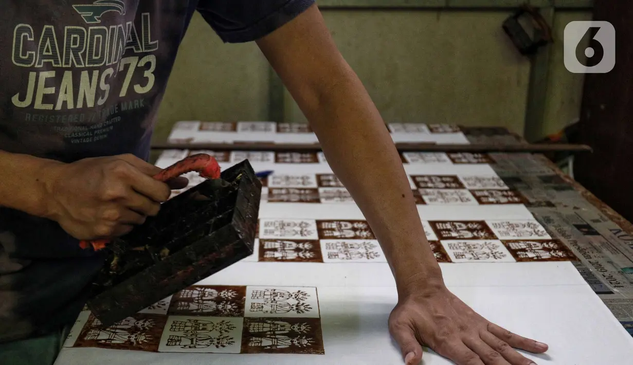 Pekerja menyelesaikan pembuatan batik betawi di industri rumahan kawasan Terogong, Jakarta Selatan, Selasa (2/8/2022). Usaha Mikro Kecil dan Menengah (UMKM) dinilai berperan penting sebagai critical engine dalam pemulihan perekonomian nasional dengan menggerakkan ekonomi rakyat hingga pada level terkecil. (Liputan6 com/Angga Yuniar)